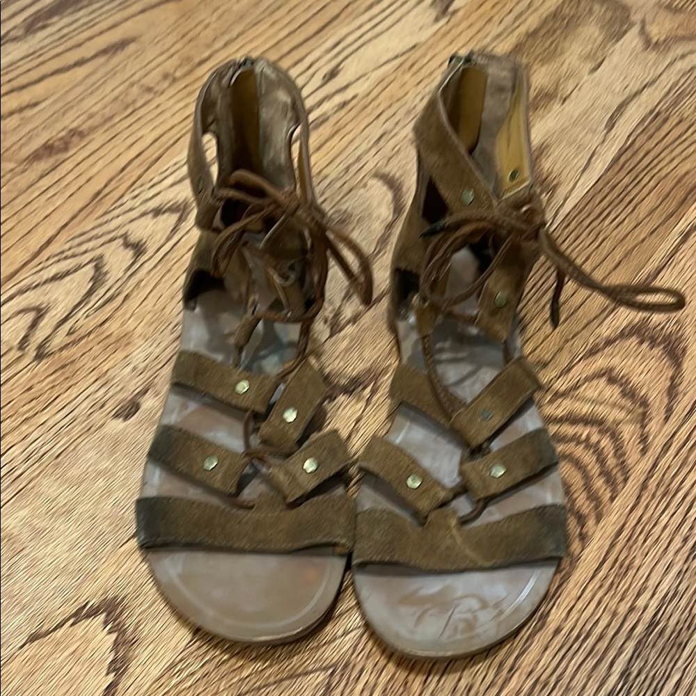 Dolce Vita Brown Gladiator Sandals with Strappy Design
